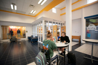 Cafe-1843-students-eating