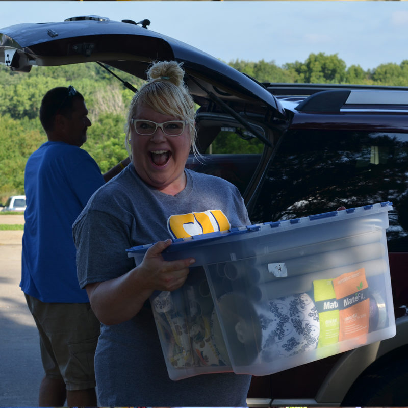 Hannah helping new students move in