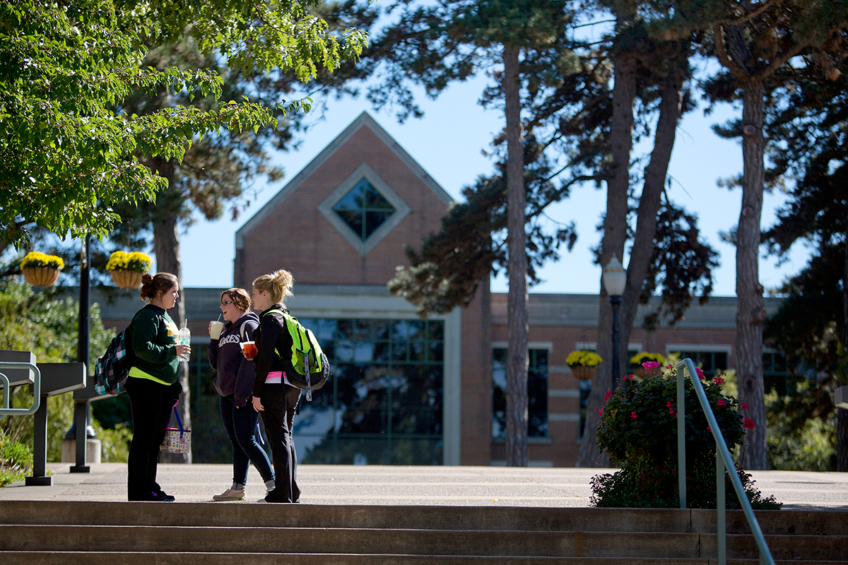 Students in front of Kehl Center